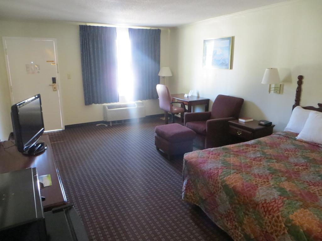 Days Inn Milledgeville Exterior photo